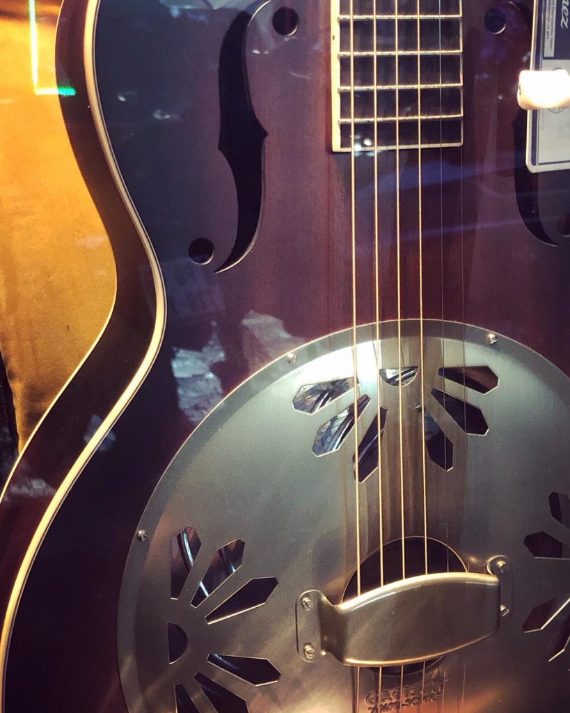 Gretch G9241 Alligator Biscuit Round Neck. Le compromis entre bois et résonateur.