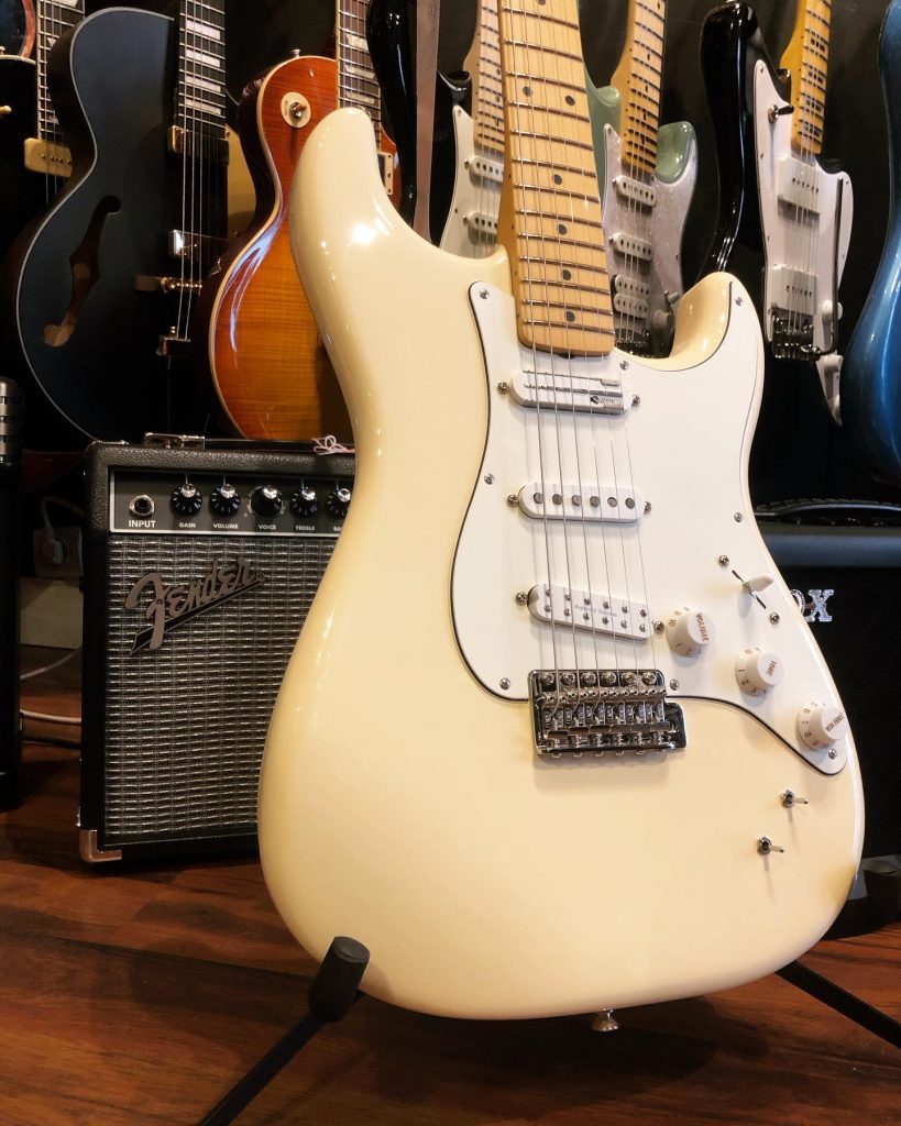 Fender – Stratocaster EOB (Ed O’Brien) Sustainer️ Étonnant choix de micro qui rend cette strat unique. #radiohead