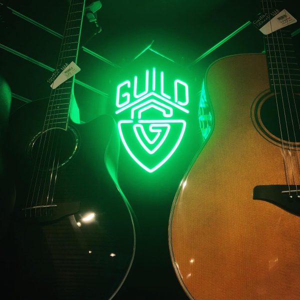 Mon amour immodéré pour les enseignes lumineuses. #guildguitars @guildguitars