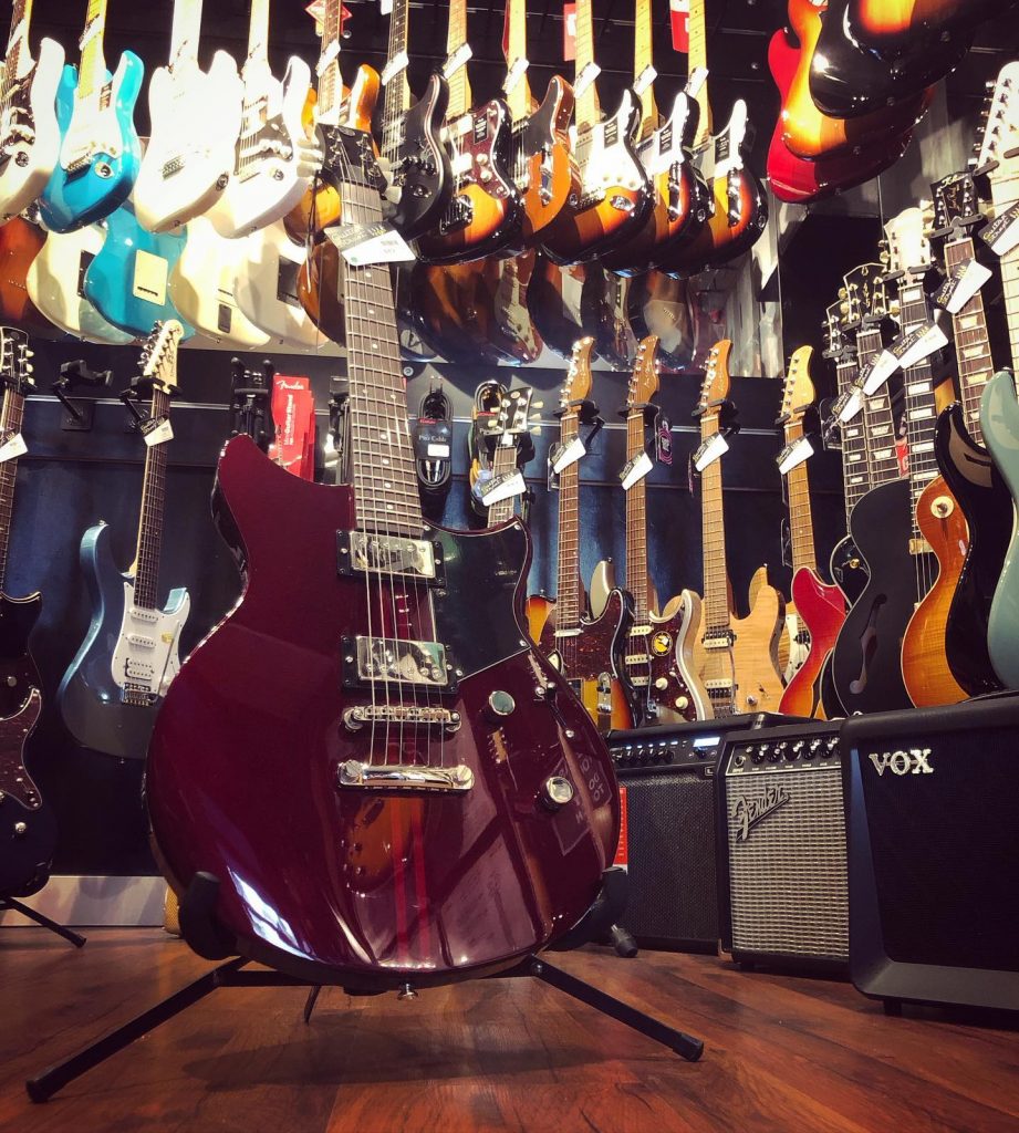 Yamaha – Revstar RSS20 avec ses deux beaux humbuckers dans sa robe Hot Merlot