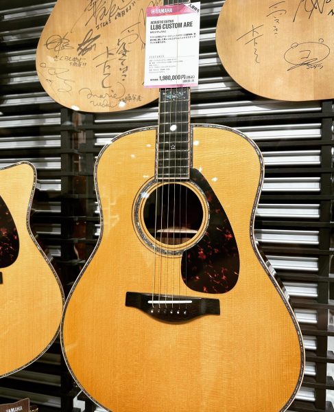 Beauté visible au Yamaha Ginza building. Yamaha LL86 Custom.