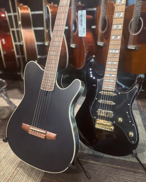 Modèles Tim Henson de chez Ibanez.Vous êtes plutôt acoustique ou électrique ? ️