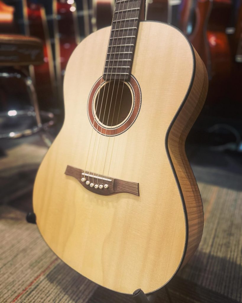 Hofner CS7. Le savoir faire de l’antique maison Allemande dans un modèle folk electro acoustique, made in Germany