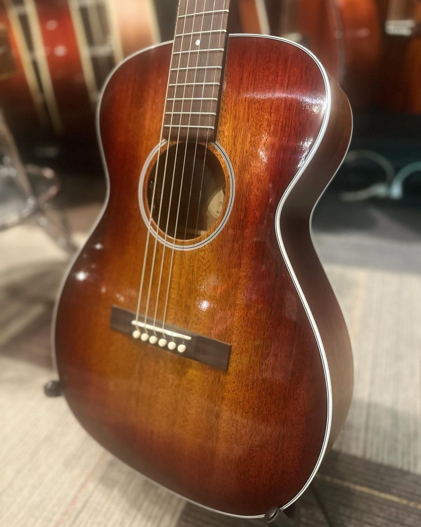 Guild M25-E. Petit mais costaud.