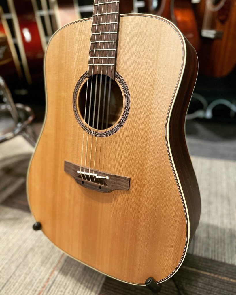 Takamine – FN15 AR – Une valeur sûre avec un son chaleureux, équilibré et beaucoup de projection.