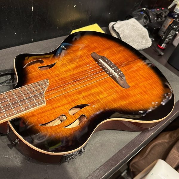 Très intéressante nouveauté de chez Ortega avec la Tourplayer. Electro demi-caisse cordes nylon. ️