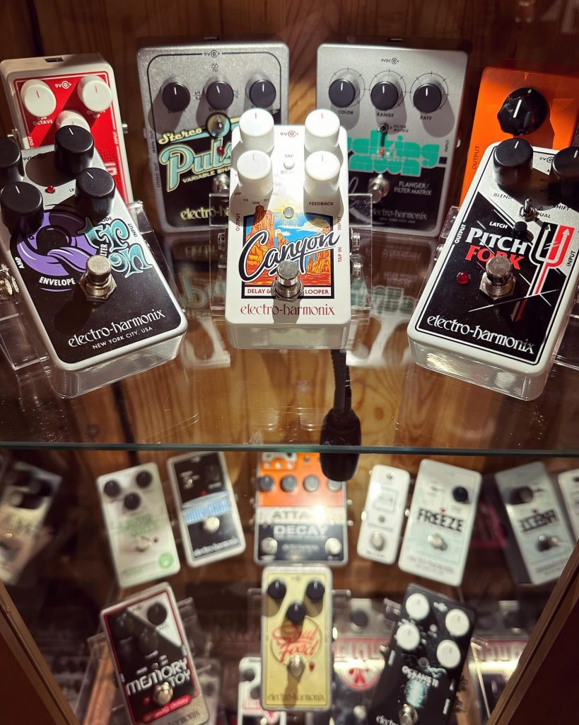 Que du bon…Big Muff, Q-Tron, Canyon, Pitch fork, Pulsar, Attack Demay, Freeze, Soul Food, Ocean 11, Memory Toy, Wah, Phaser 90, Walking on the moon et plus encore.