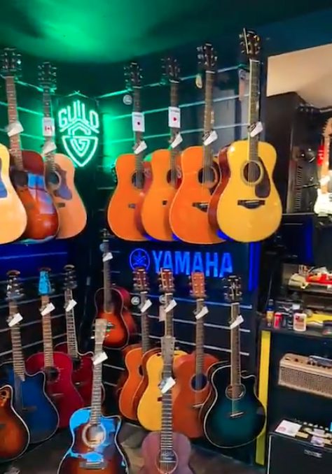 Petit tour de notre boutique.Électriques, acoustiques, ukulélés, effets, amplis, cordes…et plus encore 🤯