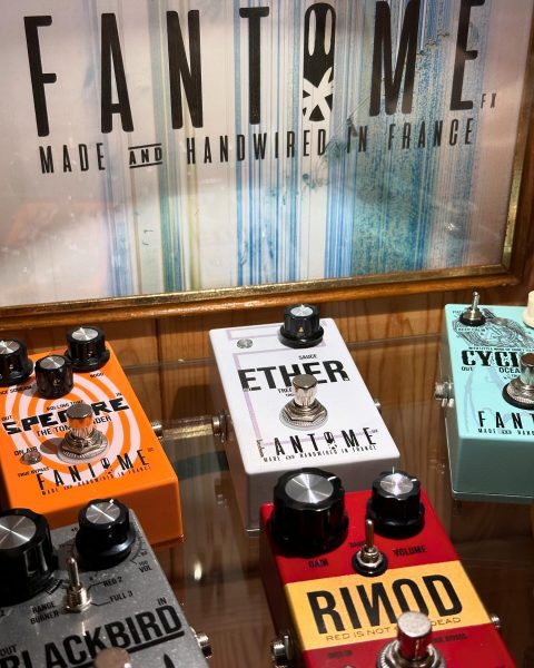 Bienvenue à @fantomefx.Ces pédales sont un véritable coup de cœur. Des sons incroyables inspirés des grandes pédales vintages de l’histoire. ️ Fabrication 100% Française . Utilisation de composant de qualité et même parfois très rare. Tarifs ultra doux. À venir tester et acheter de toute d’urgence.