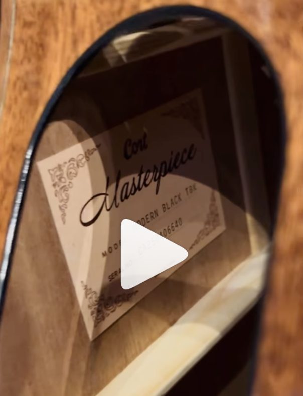 Elle offre une écoute impressionnante grâce à son double évent, qui projette le son vers le guitariste.  #cortguitars #cortmodernblack