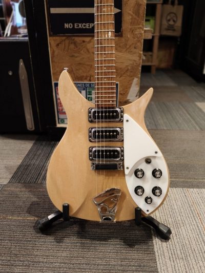 Occasion Rickenbacker 350 Liverpool – Mapleglo (USA, 1993) N°C68792 + Valise Godin